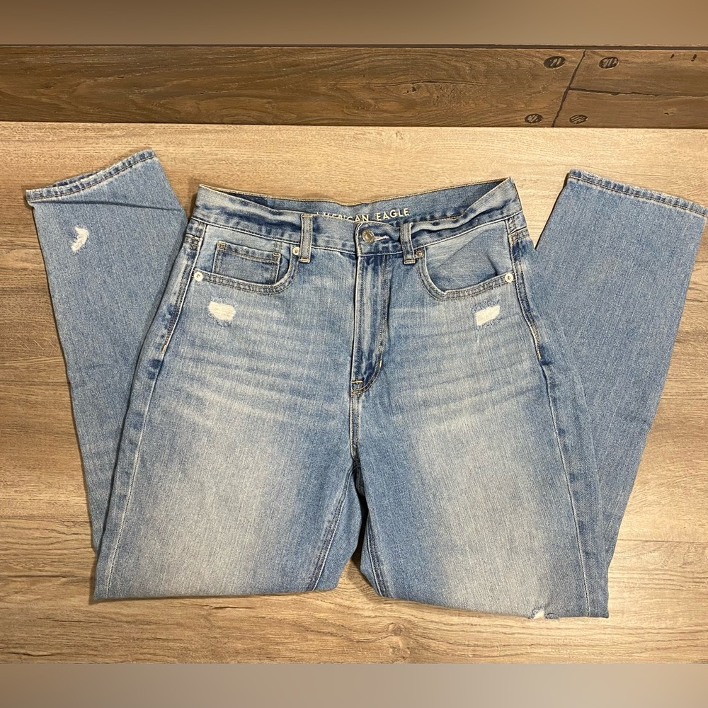 AE Light Wash Distressed Mom Jean - Picture 4 of 6